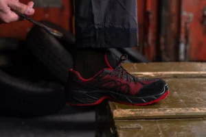Ventilated safety shoes